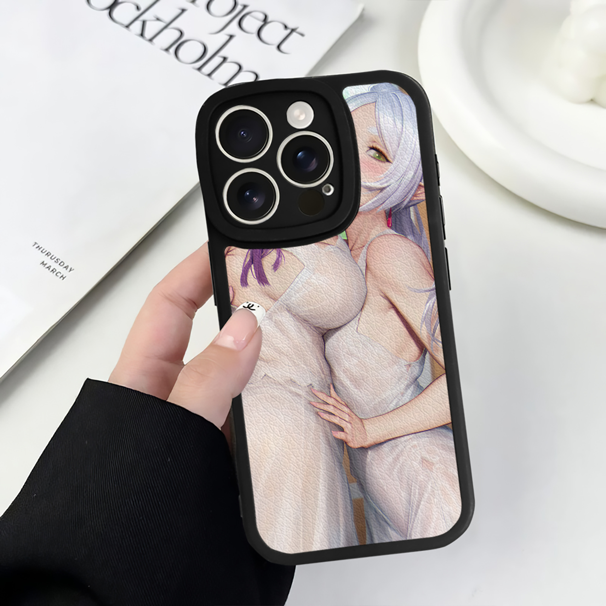 （画像用） 葬送のフリーレン Frieren 【iPhone 16シリーズ対応】シリコンスマホケース（レザー調） 材質：シリコン